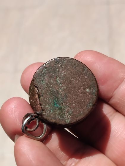 บาตรตัน เนื้อสำริด ขนาด 1 นิ้ว ผิวเดิมๆ ออกสองสี มีน้ำหนัก ของเก่า ของโบราณ สภาพสวย แท้ หายาก  บาตรตัน เป็นความเชื่อในเรื่อง มหาอุต ในยุคโบร รูปที่ 4