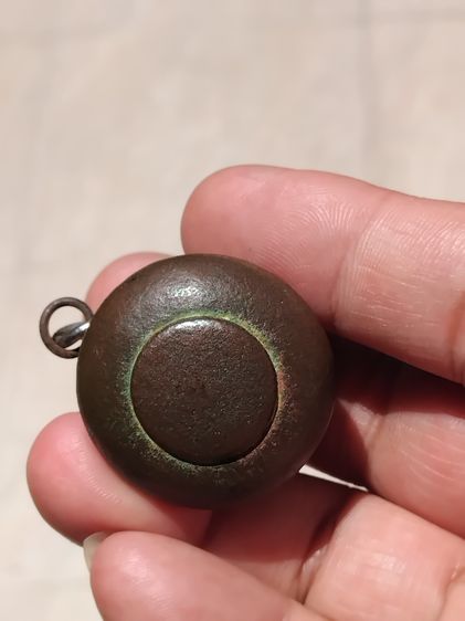 บาตรตัน เนื้อสำริด ขนาด 1 นิ้ว ผิวเดิมๆ ออกสองสี มีน้ำหนัก ของเก่า ของโบราณ สภาพสวย แท้ หายาก  บาตรตัน เป็นความเชื่อในเรื่อง มหาอุต ในยุคโบร รูปที่ 8