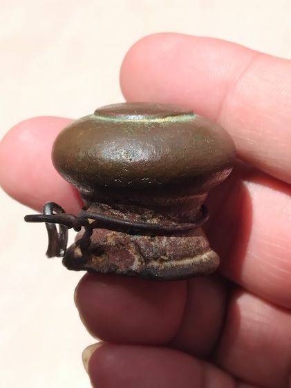 บาตรตัน เนื้อสำริด ขนาด 1 นิ้ว ผิวเดิมๆ ออกสองสี มีน้ำหนัก ของเก่า ของโบราณ สภาพสวย แท้ หายาก  บาตรตัน เป็นความเชื่อในเรื่อง มหาอุต ในยุคโบร