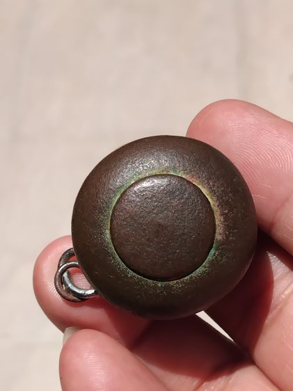 บาตรตัน เนื้อสำริด ขนาด 1 นิ้ว ผิวเดิมๆ ออกสองสี มีน้ำหนัก ของเก่า ของโบราณ สภาพสวย แท้ หายาก  บาตรตัน เป็นความเชื่อในเรื่อง มหาอุต ในยุคโบร รูปที่ 2