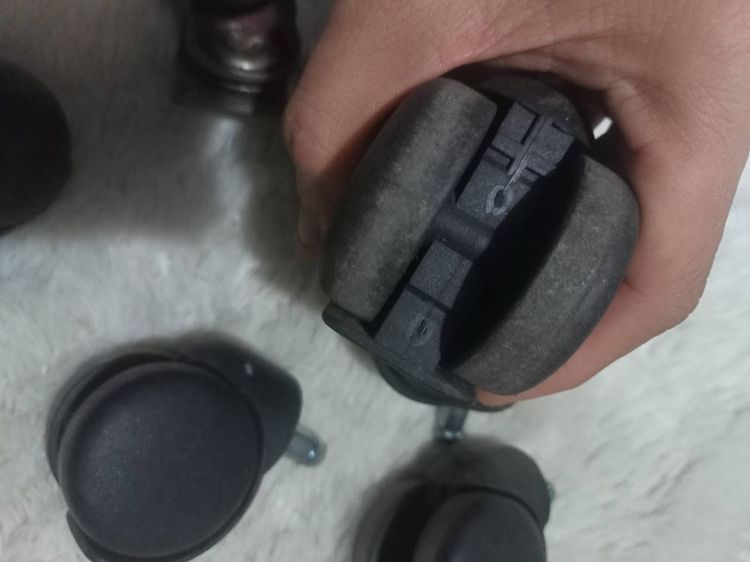 ล้อเก้าอี้และตู้ 