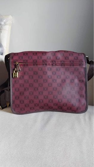 กระเป๋าสะพาย Loewe ลายแบรนด์