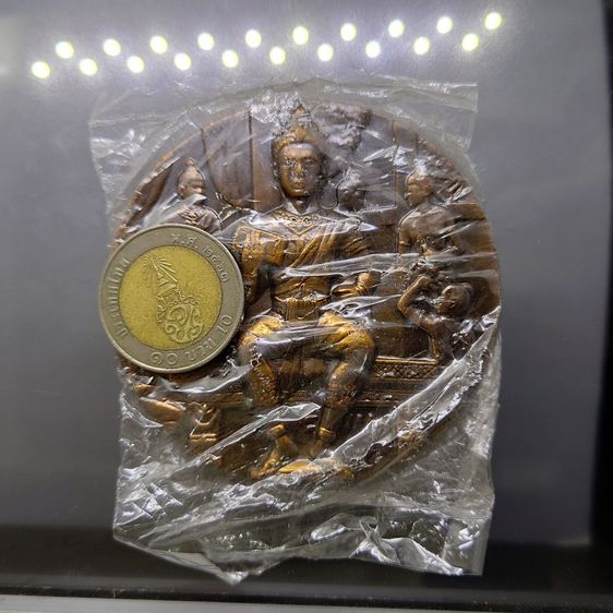 เหรียญที่ระลึก 700 ปี ลายสือไทย เนื้อทองแดงรมดำ ขนาด 7 เซน ปี2526 พร้อมกล่องเดิม ซีลเดิมๆ รูปที่ 6