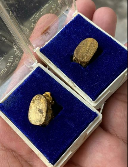 หมูทองมหาลาภล.ป.หงษ์ วัดเพชรบุรี สุรินทร์ รุ่น1ปี2541 9พระเกจิร่วมปลุกเสก เนื้อทองผสม มีโค๊ต กล่องเดิมๆสวยจากวัด รูปที่ 4