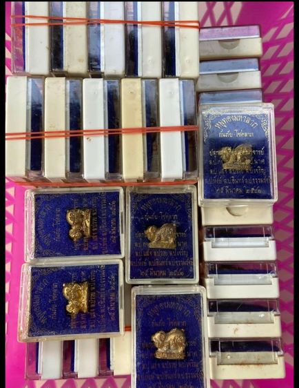 หมูทองมหาลาภล.ป.หงษ์ วัดเพชรบุรี สุรินทร์ รุ่น1ปี2541 9พระเกจิร่วมปลุกเสก เนื้อทองผสม มีโค๊ต กล่องเดิมๆสวยจากวัด รูปที่ 5
