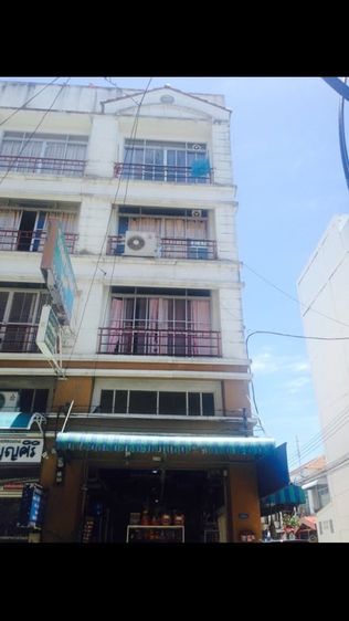 อาคารพาณิชย์สี่ชั้นครึ่ง