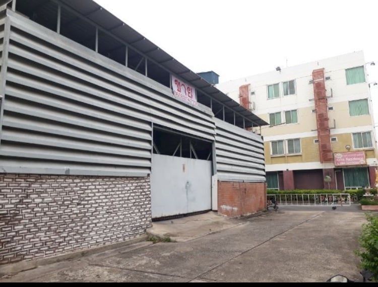 โกดังพร้อมตึกด้านหน้า