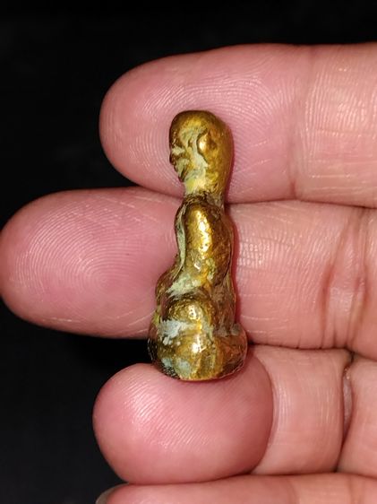 รูปหล่อ หลวงพ่อแจง วัดเกาะแก้ว รุ่นแรก ปี 2493 ก้น 2 อุด (นิยม) เนื้อโลหะผสมแก่ทองเหลือง แห้งด้าน คราบฝุ่นความเก่าเขม่าดินเบ้าเกาะติดแน่นตาม รูปที่ 3