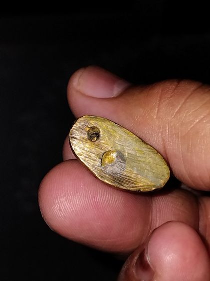 รูปหล่อ หลวงพ่อแจง วัดเกาะแก้ว รุ่นแรก ปี 2493 ก้น 2 อุด (นิยม) เนื้อโลหะผสมแก่ทองเหลือง แห้งด้าน คราบฝุ่นความเก่าเขม่าดินเบ้าเกาะติดแน่นตาม รูปที่ 5