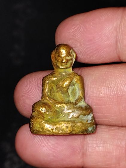 รูปหล่อ หลวงพ่อแจง วัดเกาะแก้ว รุ่นแรก ปี 2493 ก้น 2 อุด (นิยม) เนื้อโลหะผสมแก่ทองเหลือง แห้งด้าน คราบฝุ่นความเก่าเขม่าดินเบ้าเกาะติดแน่นตาม