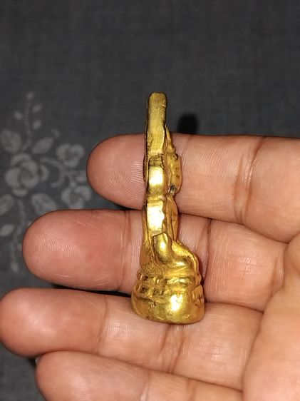 หล่อโบราณ พระพุทธชินราชอินโดจีน จ.พิษณุโลก พิมพ์หน้านางสังฆาฎิยาว ตอก 3 โค๊ตชัดๆ ปี 2485 เนื้อทองผสมแก่ทอง องค์นี้หล่อได้สวย สมบูรณ์ดีมาก ผิ รูปที่ 4