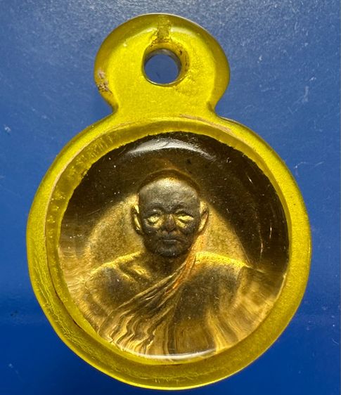 เหรียญหลวงพ่อแพ รุ่นดอกพิกุล (หน้าตรง) รุ่นแรก กะไหล่ทอง เลี่ยมโบราณ วัดพิกุลทอง จ.สิงห์บุรี