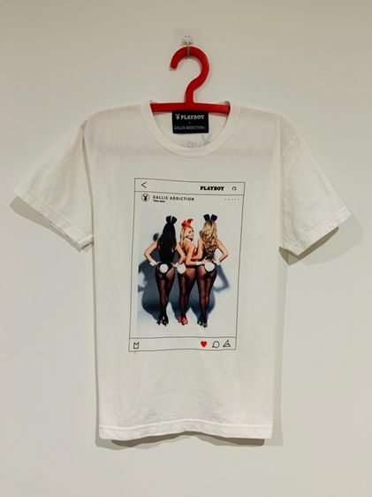 เสื้อยืด PLAYBOY x GALLIS ADDICTION แท้ 💯 size M ขนาด อก 21.5 ยาว 27.5 นิ้ว สภาพใหม่มาก ลายสวยทรงสวย เนื้อผ้านิ่มมาก หายากน่าสะสมครับ
