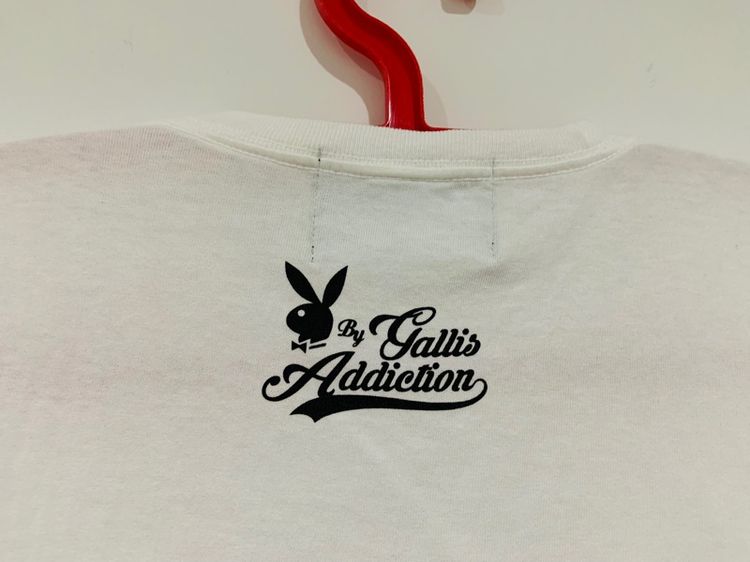 เสื้อยืด PLAYBOY x GALLIS ADDICTION แท้ 💯 size M ขนาด อก 21.5 ยาว 27.5 นิ้ว สภาพใหม่มาก ลายสวยทรงสวย เนื้อผ้านิ่มมาก หายากน่าสะสมครับ รูปที่ 6