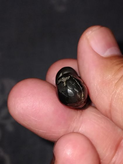 พระปิดตา หลวงปู่นาค วัดห้วยจระเข้ จ.นครปฐม พิมพ์หูกระต่าย เนื้อเมฆพัตร ประมาณปี 2432-2435 มีจารเต็มสูตร ขนาดหน้าตักกว้าง 1.5 ซม สูง 2.5 ซม รูปที่ 6