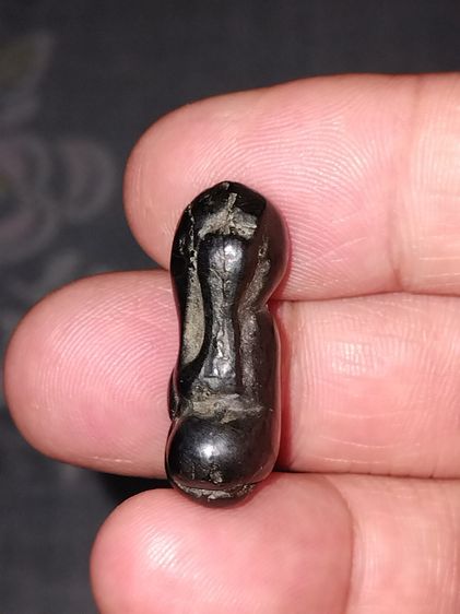 พระปิดตา หลวงปู่นาค วัดห้วยจระเข้ จ.นครปฐม พิมพ์หูกระต่าย เนื้อเมฆพัตร ประมาณปี 2432-2435 มีจารเต็มสูตร ขนาดหน้าตักกว้าง 1.5 ซม สูง 2.5 ซม รูปที่ 3