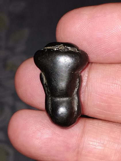 พระปิดตา หลวงปู่นาค วัดห้วยจระเข้ จ.นครปฐม พิมพ์หูกระต่าย เนื้อเมฆพัตร ประมาณปี 2432-2435 มีจารเต็มสูตร ขนาดหน้าตักกว้าง 1.5 ซม สูง 2.5 ซม รูปที่ 8