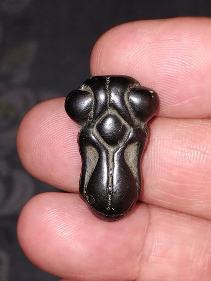 พระปิดตา หลวงปู่นาค วัดห้วยจระเข้ จ.นครปฐม พิมพ์หูกระต่าย เนื้อเมฆพัตร ประมาณปี 2432-2435 มีจารเต็มสูตร ขนาดหน้าตักกว้าง 1.5 ซม สูง 2.5 ซม รูปที่ 7