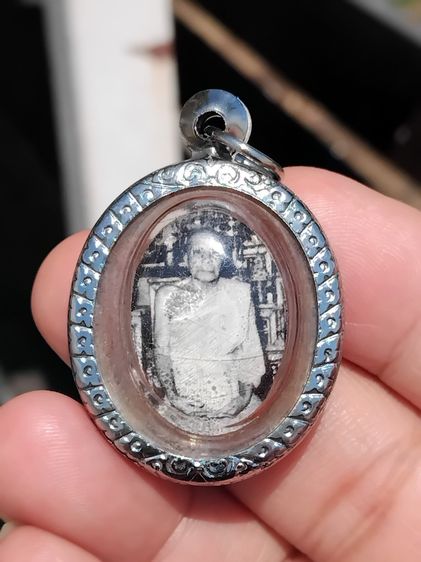 รูปถ่ายล็อกเกต หลวงพ่อแดง วัดเขาบันไดอิฐ รุ่นแรก จ.เพชรบุรี ปี 2504 (ขนาดห้อยคอ) แท้ ดูง่าย หายาก รูปถ่ายล็อกเกตหลวงพ่อแดง ได้รับความนิยมตั้