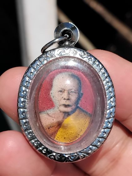 รูปถ่ายล็อกเกต หลวงพ่อแดง วัดเขาบันไดอิฐ รุ่นแรก จ.เพชรบุรี ปี 2504 (ขนาดห้อยคอ) แท้ ดูง่าย หายาก รูปถ่ายล็อกเกตหลวงพ่อแดง ได้รับความนิยมตั้ รูปที่ 2