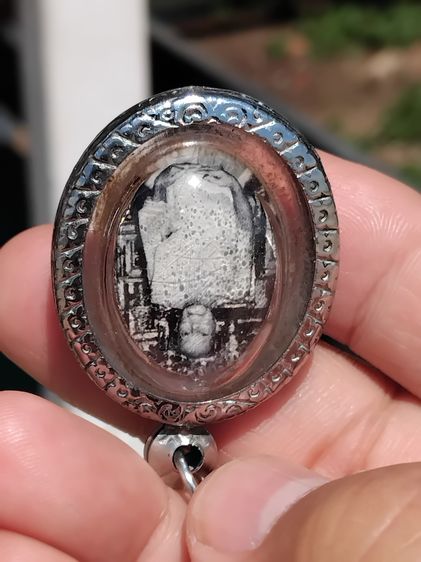 รูปถ่ายล็อกเกต หลวงพ่อแดง วัดเขาบันไดอิฐ รุ่นแรก จ.เพชรบุรี ปี 2504 (ขนาดห้อยคอ) แท้ ดูง่าย หายาก รูปถ่ายล็อกเกตหลวงพ่อแดง ได้รับความนิยมตั้ รูปที่ 3