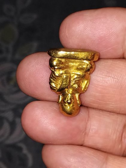 รูปเหมือน หลวงพ่อเงิน วัดบางคลาน พิมพ์เล็ก น้ำหนักประมาณ 1 บาท เนื้อทองผสมแก่ทอง ผิวออกสีเหลืองจัด ผิวแห้ง รอยตัดเดือยใหญ่ ฐานบาง ขนาดเล็ก ต รูปที่ 6