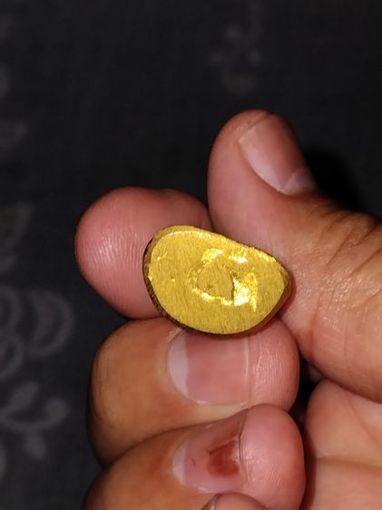 รูปเหมือน หลวงพ่อเงิน วัดบางคลาน พิมพ์เล็ก น้ำหนักประมาณ 1 บาท เนื้อทองผสมแก่ทอง ผิวออกสีเหลืองจัด ผิวแห้ง รอยตัดเดือยใหญ่ ฐานบาง ขนาดเล็ก ต รูปที่ 5