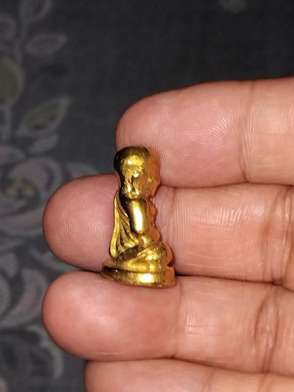 รูปเหมือน หลวงพ่อเงิน วัดบางคลาน พิมพ์เล็ก น้ำหนักประมาณ 1 บาท เนื้อทองผสมแก่ทอง ผิวออกสีเหลืองจัด ผิวแห้ง รอยตัดเดือยใหญ่ ฐานบาง ขนาดเล็ก ต รูปที่ 4