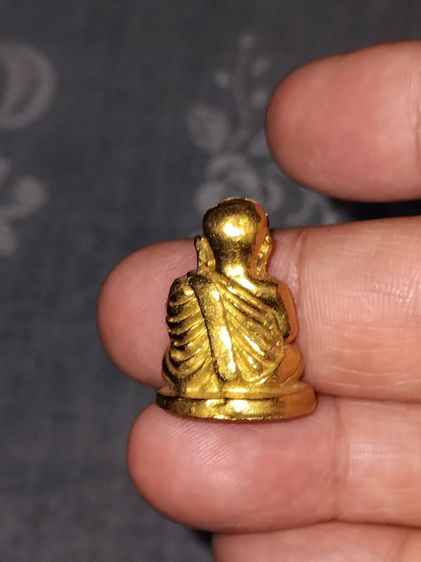 รูปเหมือน หลวงพ่อเงิน วัดบางคลาน พิมพ์เล็ก น้ำหนักประมาณ 1 บาท เนื้อทองผสมแก่ทอง ผิวออกสีเหลืองจัด ผิวแห้ง รอยตัดเดือยใหญ่ ฐานบาง ขนาดเล็ก ต รูปที่ 2