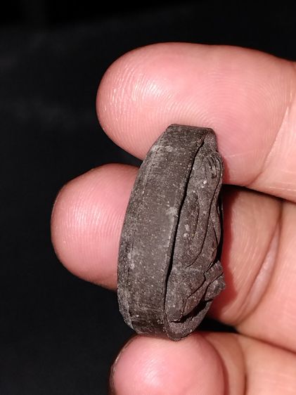 พระปิดตา รุ่น1 เนื้อผงใบลาน ปี 2540 หลวงปู่แย้ม วัดตะเคียน จังหวัดนนทบุรี ขนาดกว้าง 2.29 cm ความสูง 2.71 cm แท้ ดูง่าย    รูปที่ 4