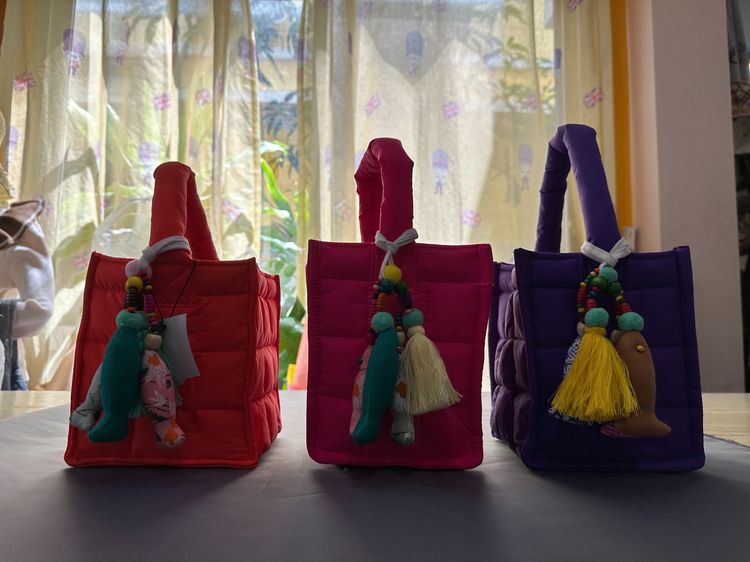 กระเป๋าถือสินค้า Handmade พู่ห้อยเป็นสินค้างานฝีมือจากชาวเขา ใส่กระเป๋าตังค์ มือถือ ของจุกจิก ขวดน้ำ เหมาะสำหรับทุกเพศทุกวัย มีหลากสีสวยงาม รูปที่ 11