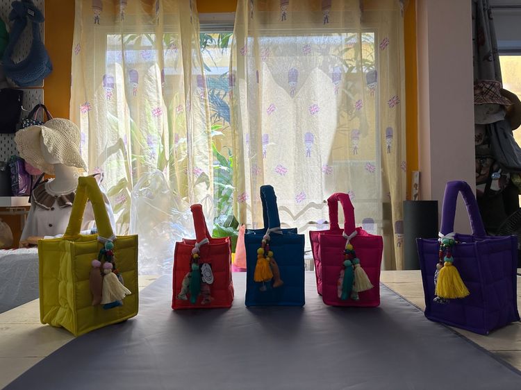 กระเป๋าถือสินค้า Handmade พู่ห้อยเป็นสินค้างานฝีมือจากชาวเขา ใส่กระเป๋าตังค์ มือถือ ของจุกจิก ขวดน้ำ เหมาะสำหรับทุกเพศทุกวัย มีหลากสีสวยงาม รูปที่ 7