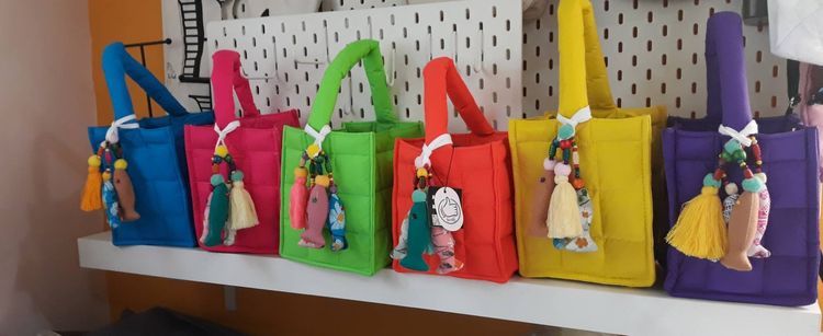 กระเป๋าถือสินค้า Handmade พู่ห้อยเป็นสินค้างานฝีมือจากชาวเขา ใส่กระเป๋าตังค์ มือถือ ของจุกจิก ขวดน้ำ เหมาะสำหรับทุกเพศทุกวัย มีหลากสีสวยงาม