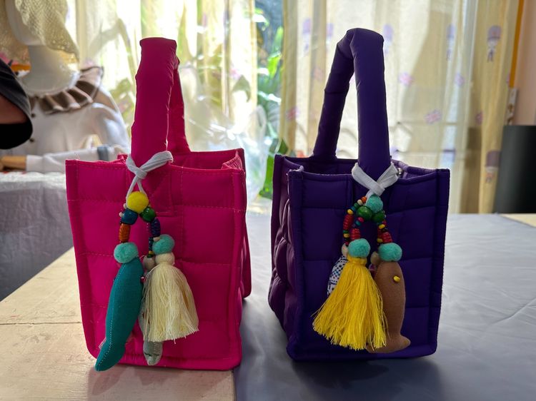 กระเป๋าถือสินค้า Handmade พู่ห้อยเป็นสินค้างานฝีมือจากชาวเขา ใส่กระเป๋าตังค์ มือถือ ของจุกจิก ขวดน้ำ เหมาะสำหรับทุกเพศทุกวัย มีหลากสีสวยงาม รูปที่ 14