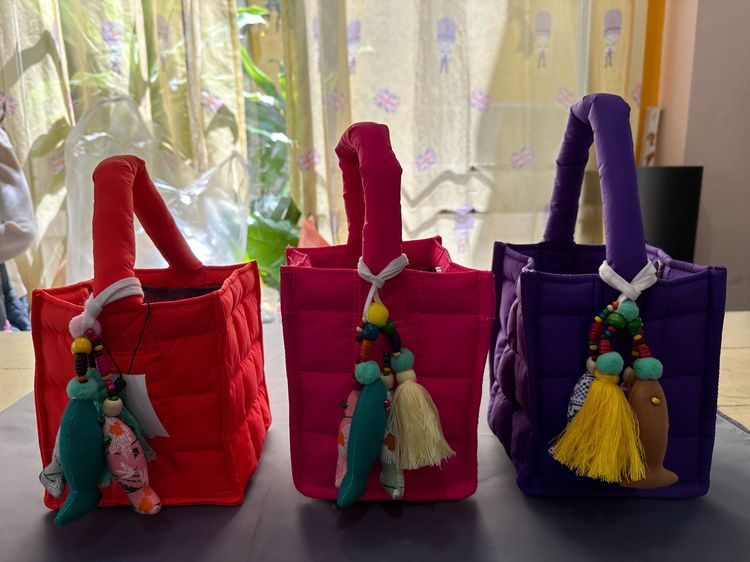 กระเป๋าถือสินค้า Handmade พู่ห้อยเป็นสินค้างานฝีมือจากชาวเขา ใส่กระเป๋าตังค์ มือถือ ของจุกจิก ขวดน้ำ เหมาะสำหรับทุกเพศทุกวัย มีหลากสีสวยงาม รูปที่ 10