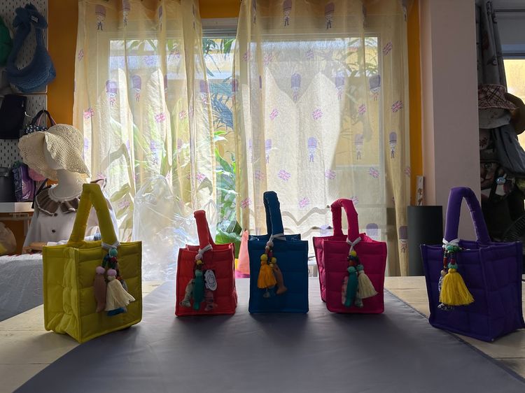 กระเป๋าถือสินค้า Handmade พู่ห้อยเป็นสินค้างานฝีมือจากชาวเขา ใส่กระเป๋าตังค์ มือถือ ของจุกจิก ขวดน้ำ เหมาะสำหรับทุกเพศทุกวัย มีหลากสีสวยงาม รูปที่ 6