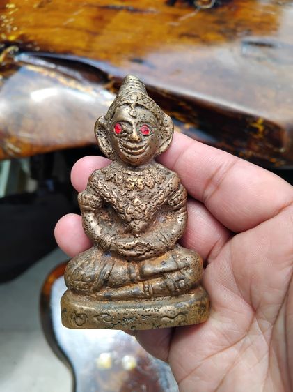 พระงั่ง ตาแดง ทรงเครื่อง เนื้อสัมฤทธิ์ หน้าตัก 2 นิ้ว สูง 2.5 นิ้ว อายุกว่า 1,000 ปี ใต้ฐานมีดินเดิม ผิวแห้ง มีหูห้อย มีน้ำหนัก สภาพเดิม เก่