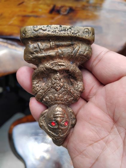 พระงั่ง ตาแดง ทรงเครื่อง เนื้อสัมฤทธิ์ หน้าตัก 2 นิ้ว สูง 2.5 นิ้ว อายุกว่า 1,000 ปี ใต้ฐานมีดินเดิม ผิวแห้ง มีหูห้อย มีน้ำหนัก สภาพเดิม เก่ รูปที่ 6