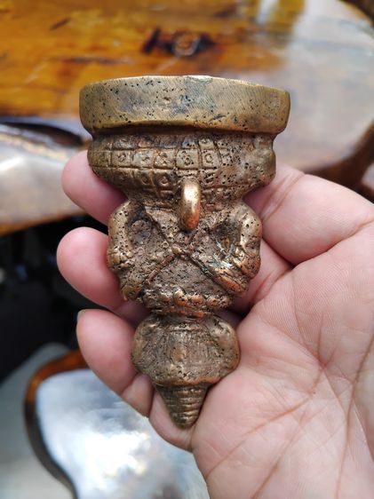 พระงั่ง ตาแดง ทรงเครื่อง เนื้อสัมฤทธิ์ หน้าตัก 2 นิ้ว สูง 2.5 นิ้ว อายุกว่า 1,000 ปี ใต้ฐานมีดินเดิม ผิวแห้ง มีหูห้อย มีน้ำหนัก สภาพเดิม เก่ รูปที่ 7