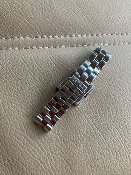 นาฬิกา Gucci ผู้หญิง หน้า G signature รุ่นยอดนิยม Lady Size หน้าปัดสีดำ ของแท้มือสอง รูปที่ 8