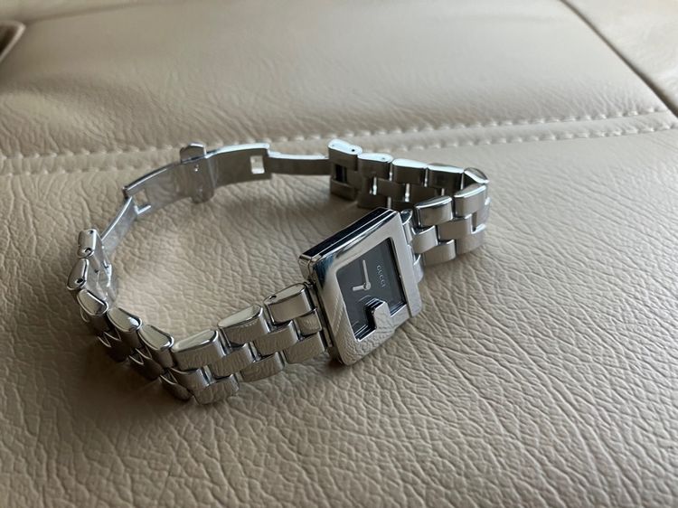 นาฬิกา Gucci ผู้หญิง หน้า G signature รุ่นยอดนิยม Lady Size หน้าปัดสีดำ ของแท้มือสอง รูปที่ 2