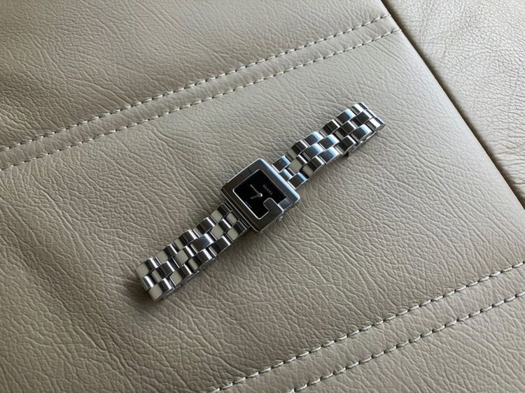 นาฬิกา Gucci ผู้หญิง หน้า G signature รุ่นยอดนิยม Lady Size หน้าปัดสีดำ ของแท้มือสอง รูปที่ 4