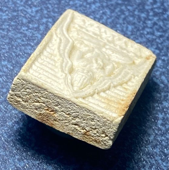 พระผงของขวัญ หลวงพ่อสด วัดปากน้ำ รุ่น 4  พิมพ์เล็ก  ปี 2514  ( มีกล่องและรูปหลวงพ่อสดเดิมมาด้วย)      P 640 รูปที่ 5