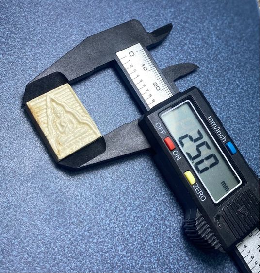 พระผงของขวัญ หลวงพ่อสด วัดปากน้ำ รุ่น 4  พิมพ์เล็ก  ปี 2514  ( มีกล่องและรูปหลวงพ่อสดเดิมมาด้วย)      P 640 รูปที่ 11