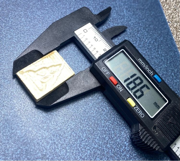 พระผงของขวัญ หลวงพ่อสด วัดปากน้ำ รุ่น 4  พิมพ์เล็ก  ปี 2514  ( มีกล่องและรูปหลวงพ่อสดเดิมมาด้วย)      P 640 รูปที่ 12