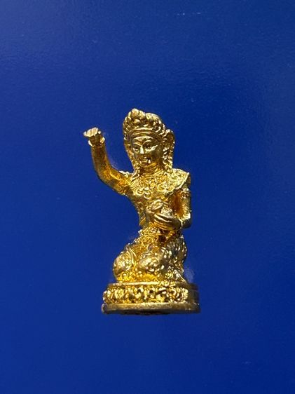 เทพนางจันทร์กวัก รุ่นแซยิด ๙๖ หลวงปู่หงษ์ พรหมปัญโญ สุสานทุ่งมน จ.สุรินทร์ ปี 2555 เนื้อทองลำอู่ ใต้ฐานอุดผงศักดิ์สิทธิ์ มาพร้อมซองคาถาเดิม