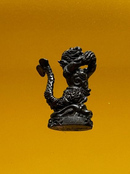 มัจฉานุ เนื้อโลหะอาถรรพ์ หลวงปู่หงษ์ วัดเพชรบุรี จังหวัดสุรินทร์ รุ่นเพิ่มทรัพย์เพิ่มสุข ปี 2553 พร้อมกล่อง รูปที่ 2