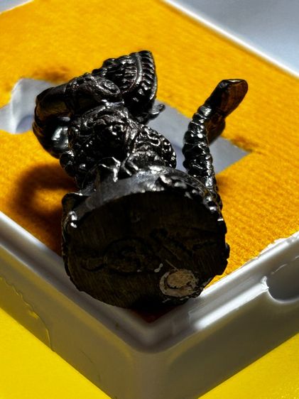 มัจฉานุ เนื้อโลหะอาถรรพ์ หลวงปู่หงษ์ วัดเพชรบุรี จังหวัดสุรินทร์ รุ่นเพิ่มทรัพย์เพิ่มสุข ปี 2553 พร้อมกล่อง รูปที่ 3