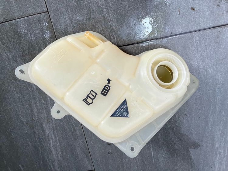 กระปุกพักน้ำ Coolant Volkswagen Passat , Audi A4 A6 โฉม B5 C5 ของแท้ มือสอง