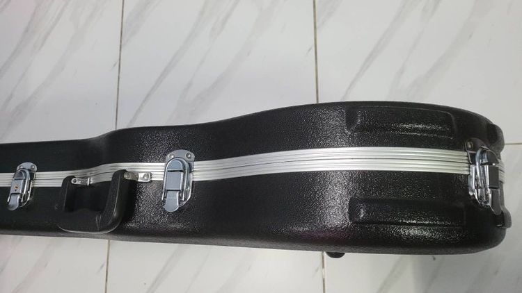 เคสกีต้าร์ไฟฟ้าไฟเบอร์ CNB ทรงLP(LesPaul) แข็งแรงทนทาน วัสดุไฟเบอร์สีดำ ภายในบุกำมะหยี่สีดำ ตัวล๊อค5ตัวขนาดด้านในประมาณก.35 ย.104cm.หนา8cm. รูปที่ 6